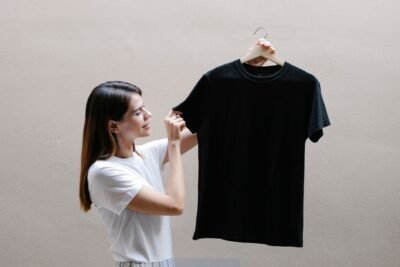 La versatilidad del negro: Looks que giran alrededor de tu playera básica