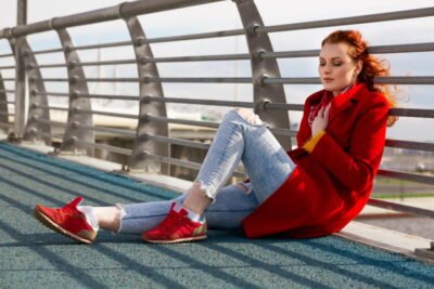 Outfit con tenis rojos mujer: estilo vibrante, moderno y fácil de equilibrar