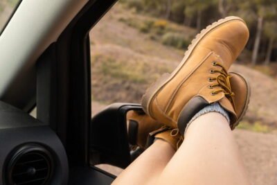 Aventura y estilo: 5 Outfit masculinos para lucir tus botas Jeep