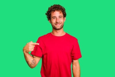 Ideas de outfit con playera roja para hombre estilo casual