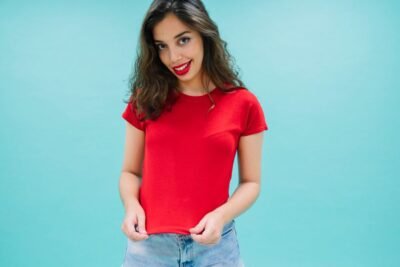 Ideas de outfit con playera roja para mujer en cualquier ocasión