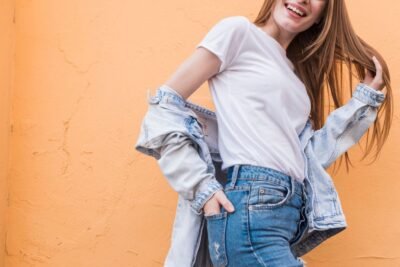 Ideas de outfit con playera Levis para mujer en México