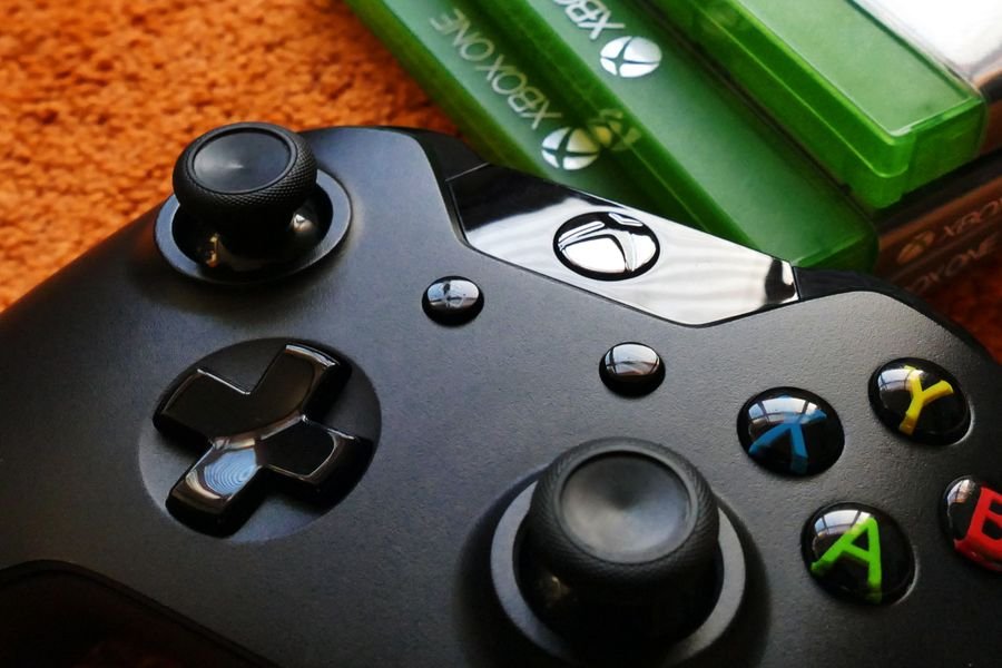 Explorando las consolas Xbox Series X y S Comparativa visual de las consolas Xbox Series X y Series S mostrando sus diferencias.