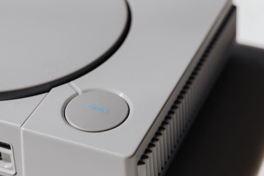 Guía completa de consolas para juegos multijugador Consola con dos controles inalámbricos para jugar acompañado cómodamente.