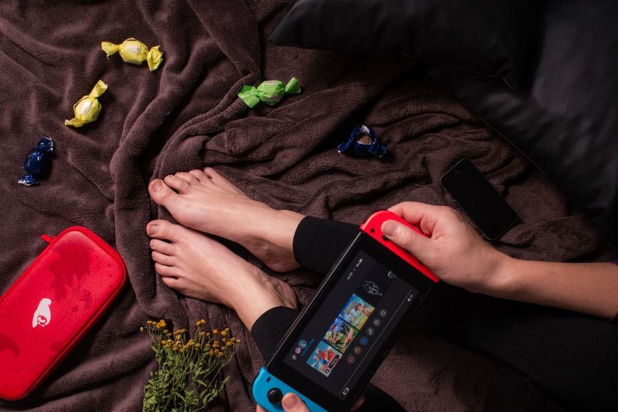 Comparativa completa: Nintendo Switch OLED vs. Lite Consola Nintendo Switch Lite en mano mostrando su diseño compacto y portátil.