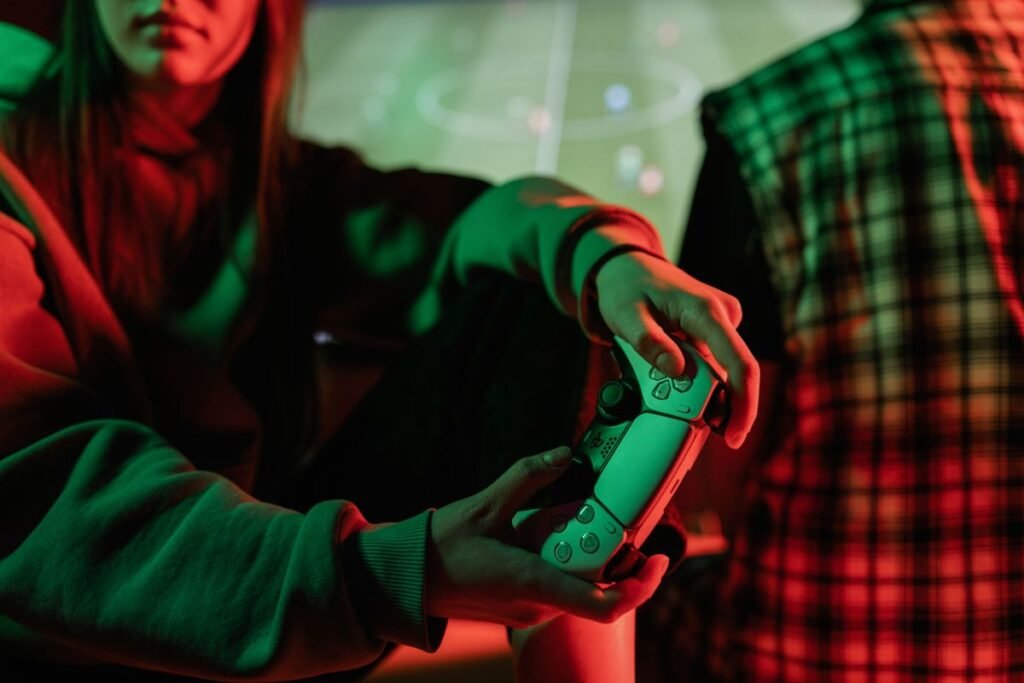 Todo sobre la PlayStation 5: usos y características Consola PlayStation 5 con mando DualSense mostrando su diseño y funciones principales.