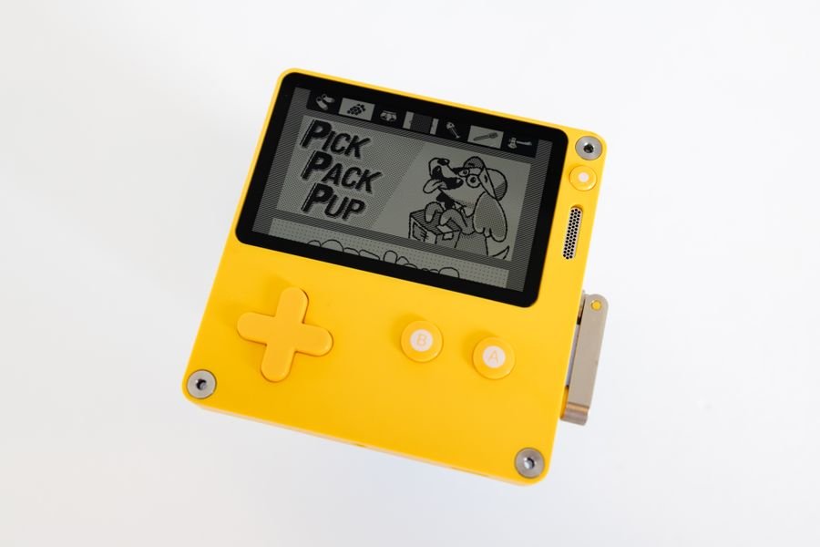 Consola retro clásica con mandos y juegos originales sobre mesa vintage.