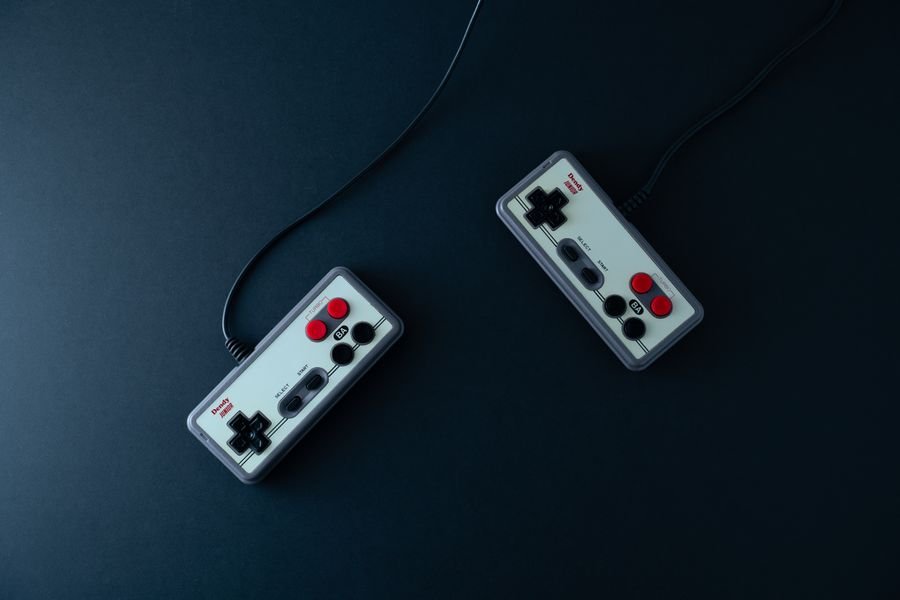 El renacer de las consolas retro en la era digital Consola retro original clásica conectada a un televisor de tubo encendido.