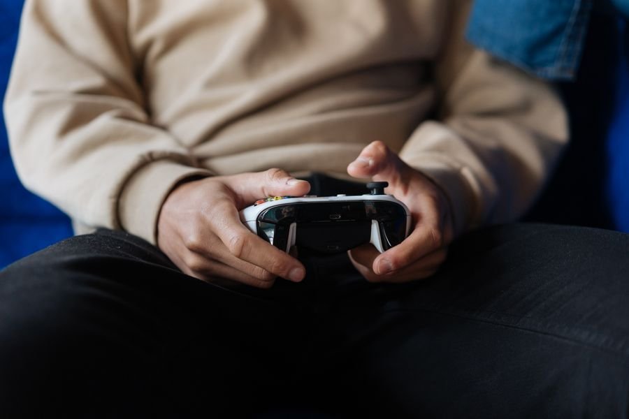 Explorando las consolas Xbox Series X y S Consola Xbox Series X mostrando juegos en pantalla para gamers actuales.