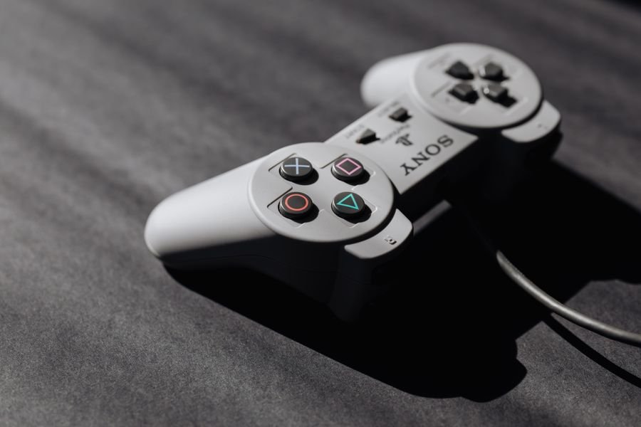El renacer de las consolas retro en la era digital Consolas domésticas clásicas alineadas que definieron generaciones de videojuegos.