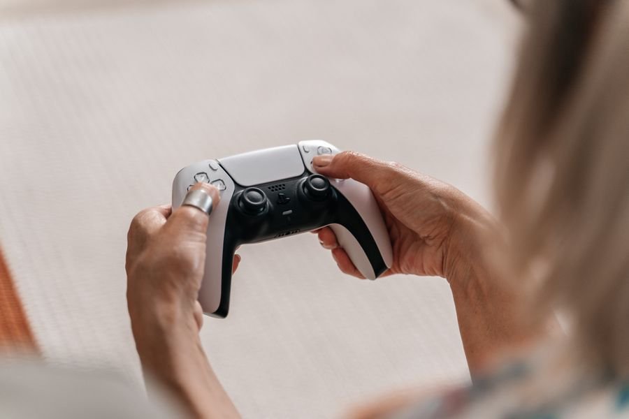 Todo sobre la PlayStation 5: usos y características Consolas PS5 Slim y PS5 Normal lado a lado para comparativa visual.
