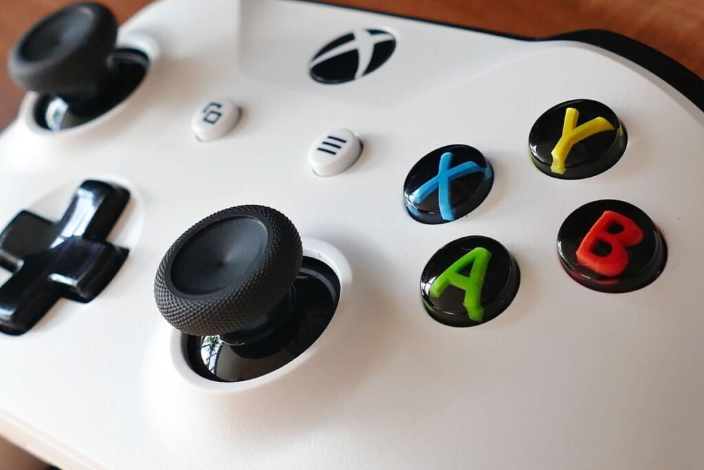 Explorando las consolas Xbox Series X y S Consolas Xbox Series X y S mostrando sus diseños y controles modernos.
