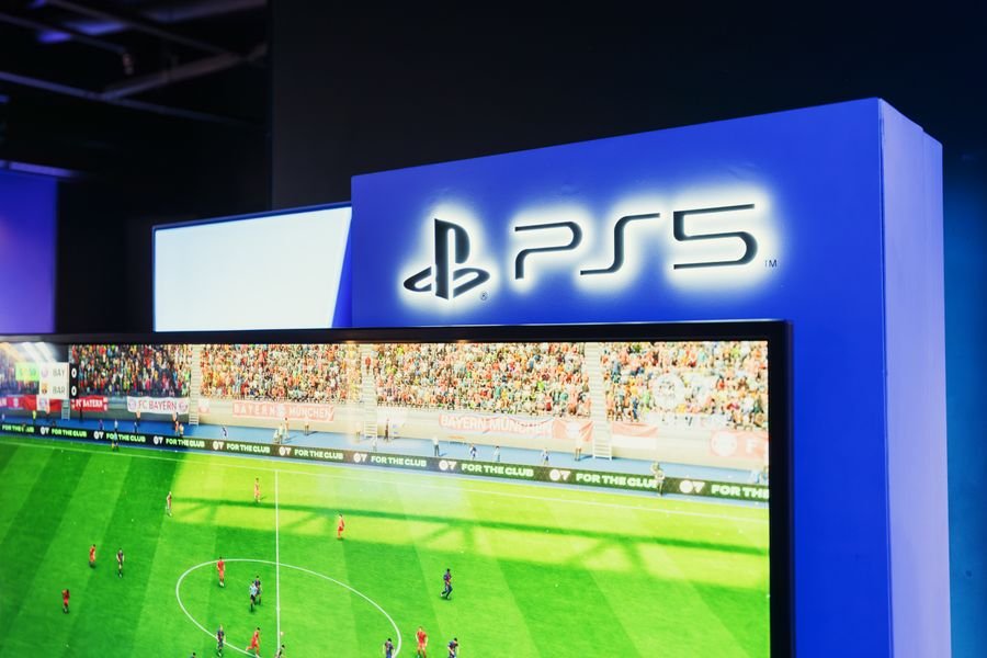 PS5 vs PS5 Pro: comparativa clara antes de comprar Estanterías organizadas que muestran el papel del almacenamiento eficiente.