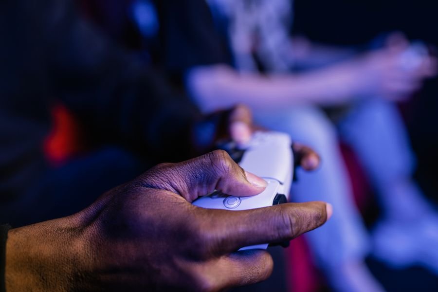 Todo sobre la PlayStation 5: usos y características Interfaz intuitiva de la PS5 mostrando sus funciones destacadas y novedades.