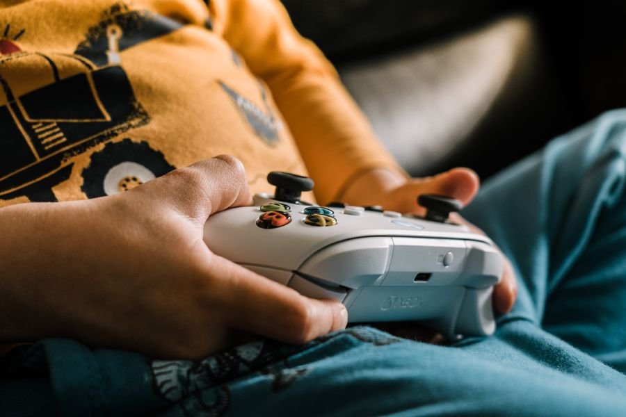 Explora lo último en Xbox Series S Interfaz de Xbox Game Pass mostrando una variedad de juegos disponibles para suscriptores.