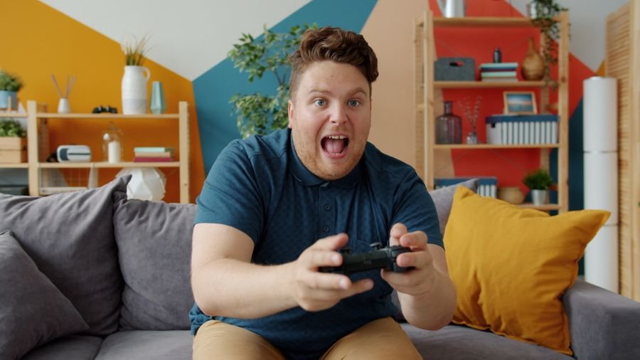 Jugador adulto con consola Xbox