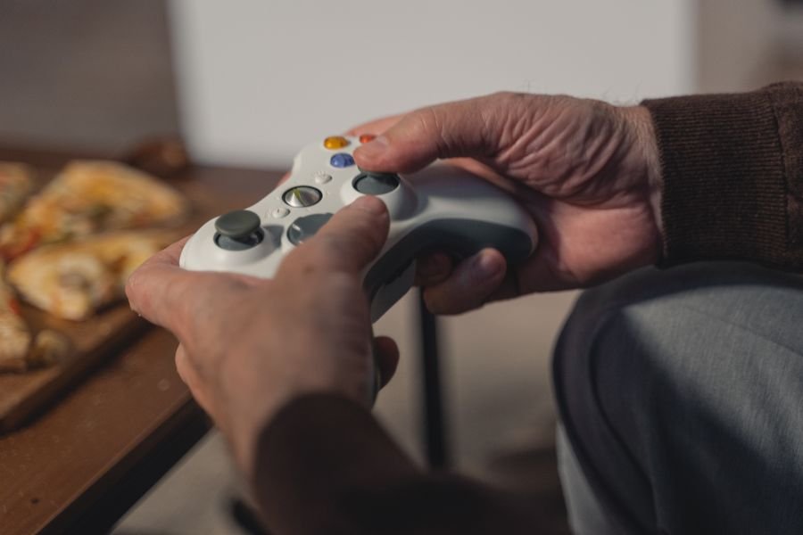 Mejores juegos shooter / FPS, la evolución de la acción en primera persona Jugador adulto con mando Gears of War 5