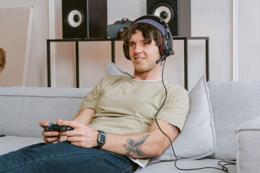 Xbox Series X vs PlayStation 5: ¿Cuál es mejor en 2026? Jugador eligiendo videojuegos en Game Pass para decidir su compra digital.