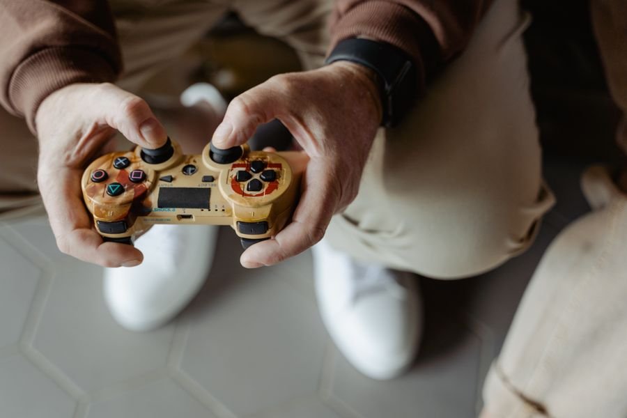 Consejos prácticos para seleccionar tu consola de videojuegos Jugador ocasional disfrutando de un videojuego en su sala de estar.