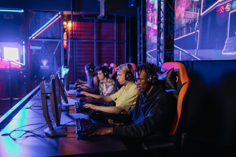 Jugadores adolescentes en torneo esports batalla campal