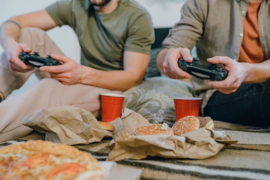 Guía completa de consolas para juegos multijugador Jugadores disfrutando de una partida en consola con juegos multijugador local.