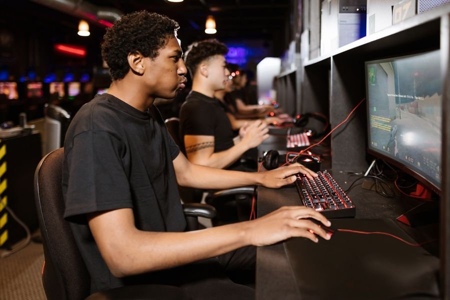 Jugadores jóvenes en ciber café competitivo