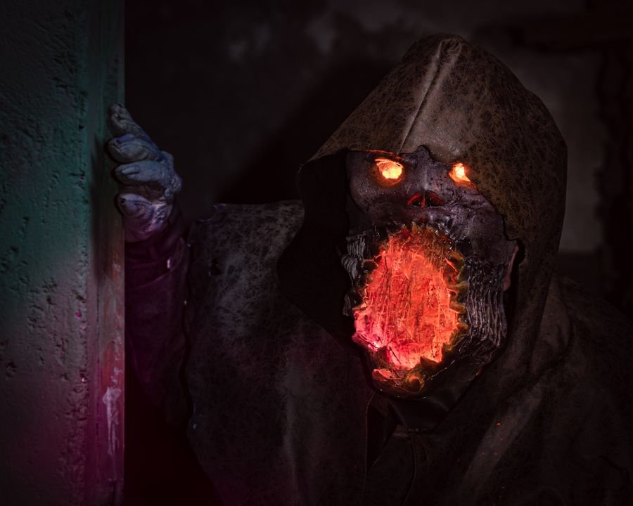 Guía completa de juegos de terror y supervivencia Monstruo terrorífico cosplay survival horror