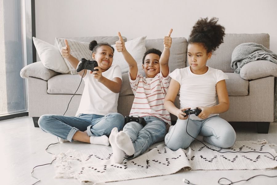 Niños jugando en diferentes estilos que reflejan su diversidad y personalidad.
