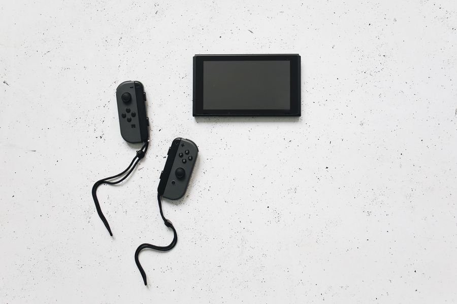 Pantalla de Nintendo Switch 2 mostrando lista de juegos compatibles y novedades.