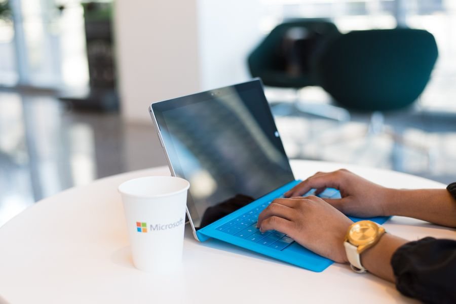 Teclado Microsoft y taza de marca