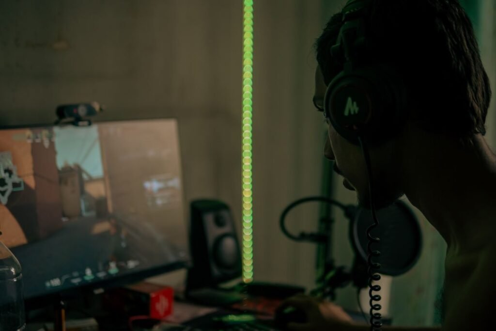 Los mejores juegos indie, imprescindibles en tu colección Jugador con auriculares en juegos indie