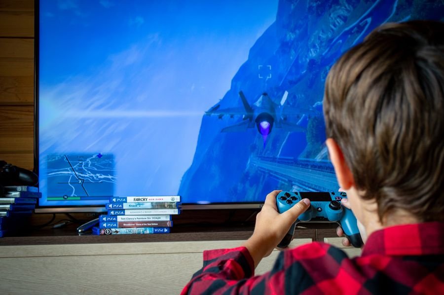 Mejores juegos exclusivos de Xbox y Game Pass: títulos que justifican el ecosistema de Microsoft Niño jugando videojuegos con mando PS4