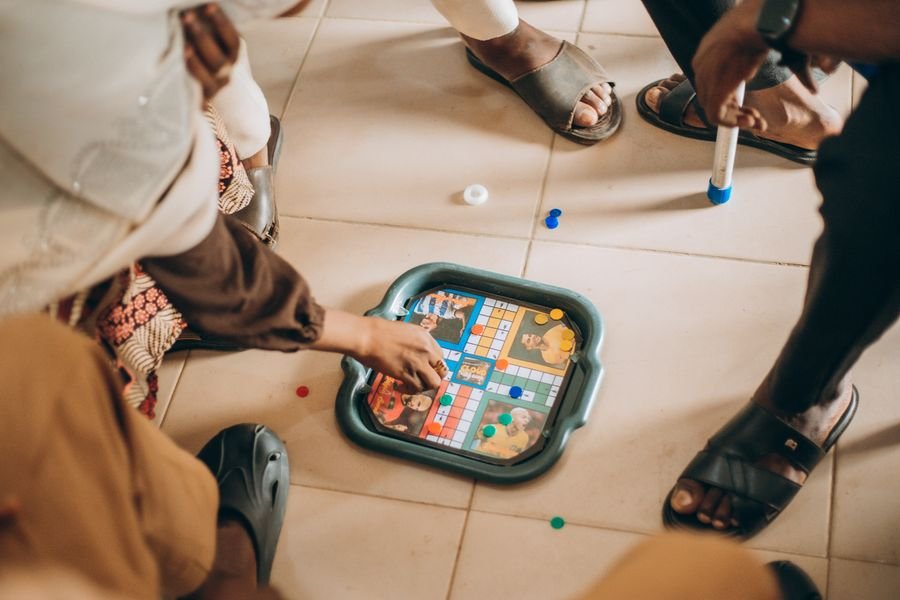 Mejores juegos para niños por edad (de 3 a 12 años) Niños jugando juegos de mesa educativos