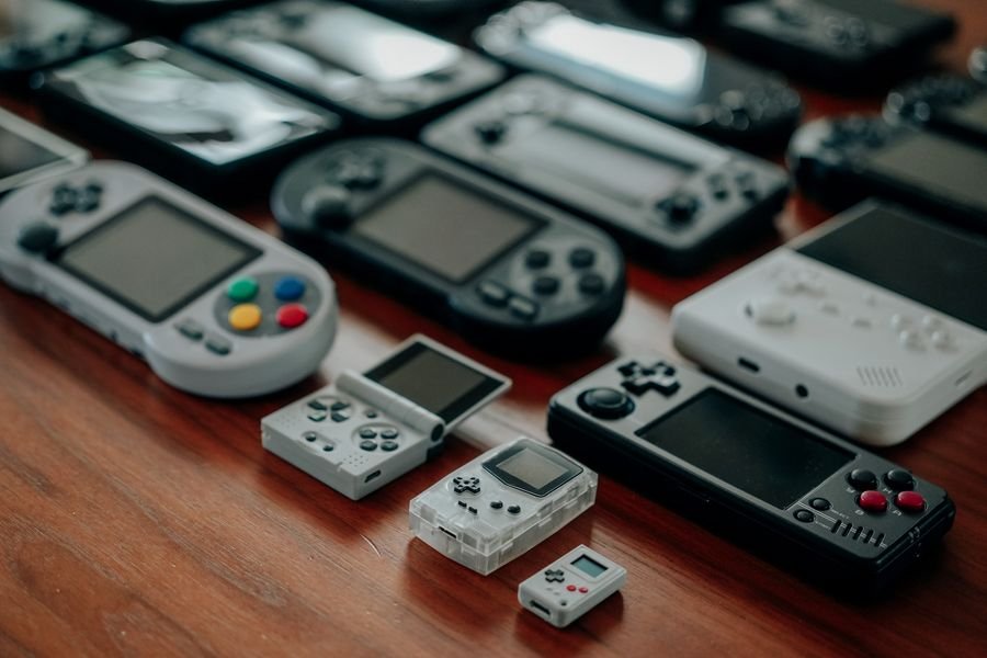 Renacer pixelado: El arte de revitalizar los grandes clásicos en la industria del videojuego Consolas portátiles retro clásicas