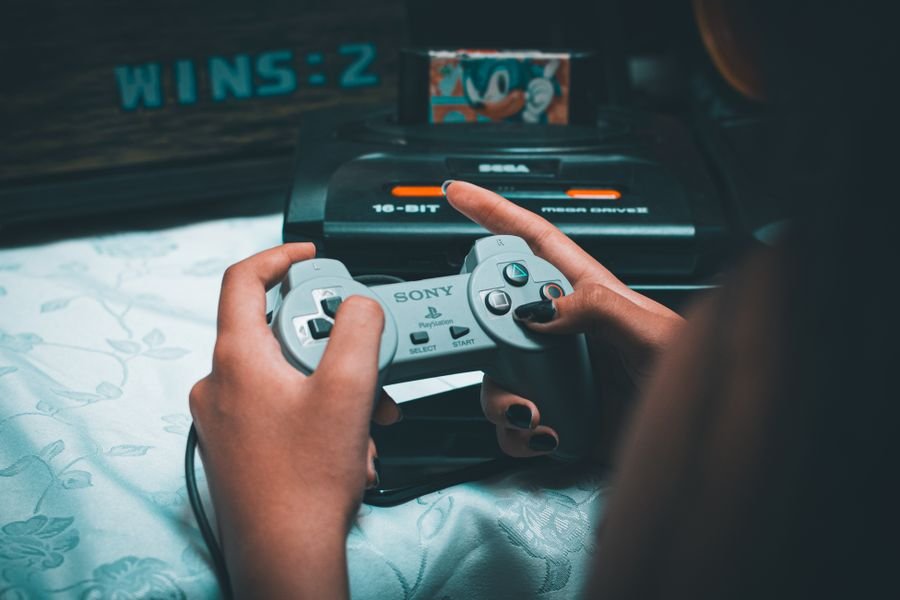 Renacer pixelado: El arte de revitalizar los grandes clásicos en la industria del videojuego Controlador Sony vintage con Sega Mega Drive