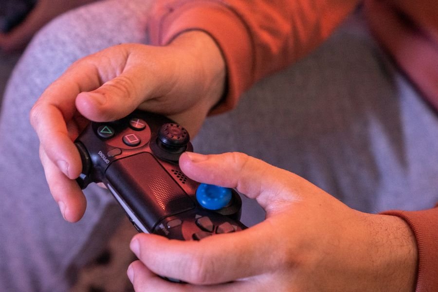 Del control a la pantalla: Guía para conocer tu identidad gamer y seleccionar el título perfecto Controlador de videojuegos para medir habilidades