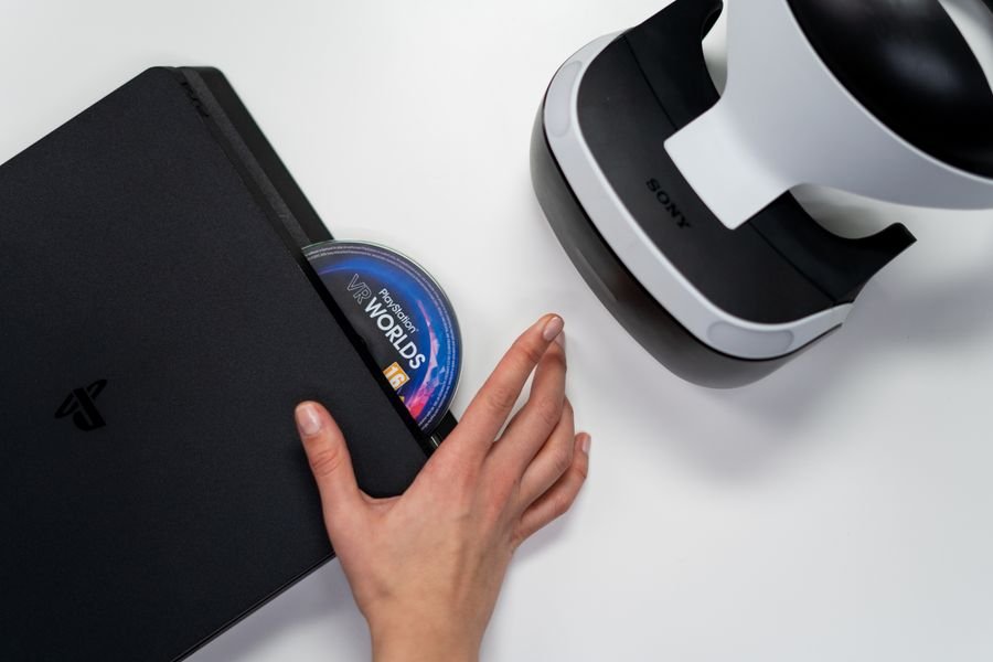 Discos en la repisa versus descargas en la memoria: La gran decisión del jugador moderno Disco VR World para PlayStation