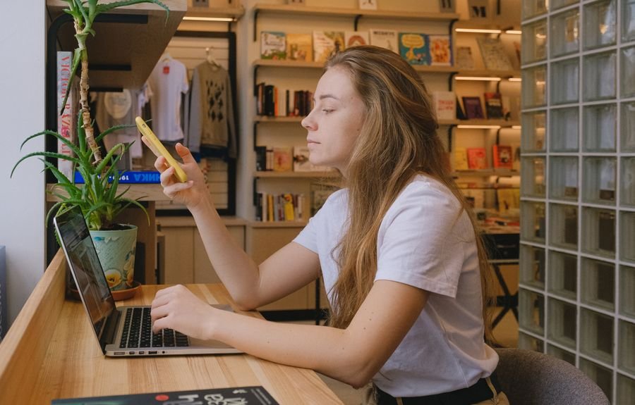 Cazadores de oportunidades: Estrategias y herramientas esenciales para armar una gran biblioteca sin arruinar tu bolsillo Distribución en línea y dispositivos móviles