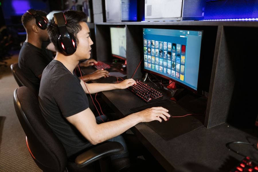 Del control a la pantalla: Guía para conocer tu identidad gamer y seleccionar el título perfecto Jugadores jóvenes en ciber café digital
