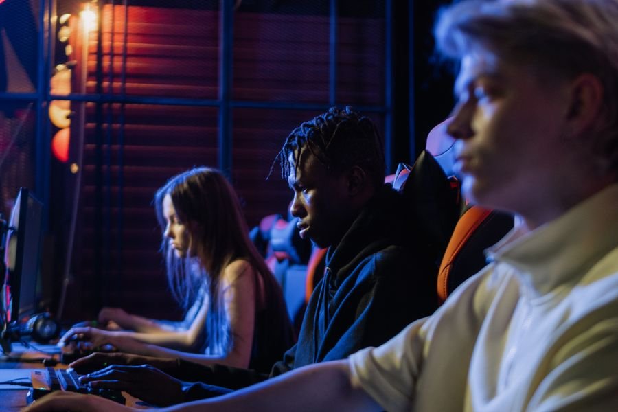 Universos al alcance de un clic: La revolución del entretenimiento digital en tu computadora Jugadores jóvenes en sesión de videojuegos