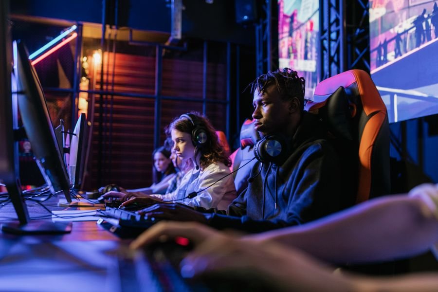 Universos al alcance de un clic: La revolución del entretenimiento digital en tu computadora Jugadores profesionales en torneo de esports