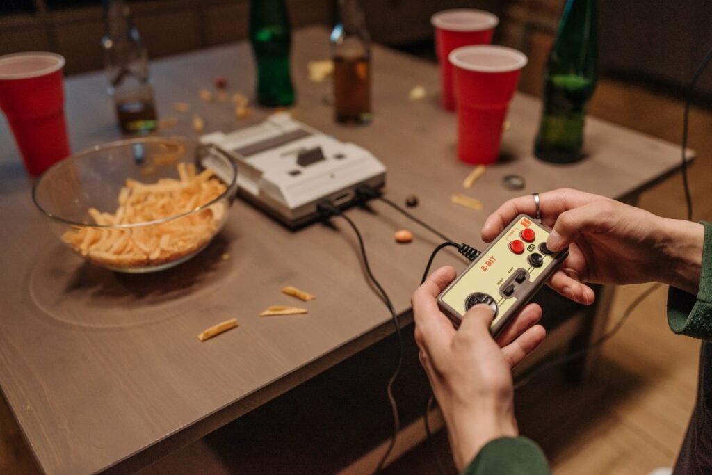 Renacer pixelado: El arte de revitalizar los grandes clásicos en la industria del videojuego Mando retro para videojuegos clásicos