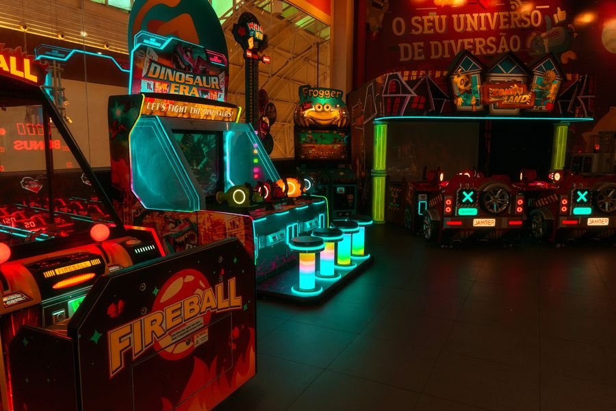 Sobrevivir al colapso: La guía definitiva para dominar los mundos devastados y las hordas de zombies en tu consola Máquinas arcade clásicas neon-lit