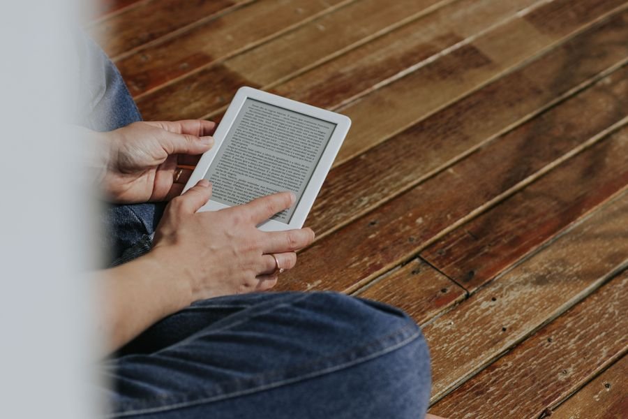 Cazadores de oportunidades: Estrategias y herramientas esenciales para armar una gran biblioteca sin arruinar tu bolsillo E-reader y límites de propiedad digital