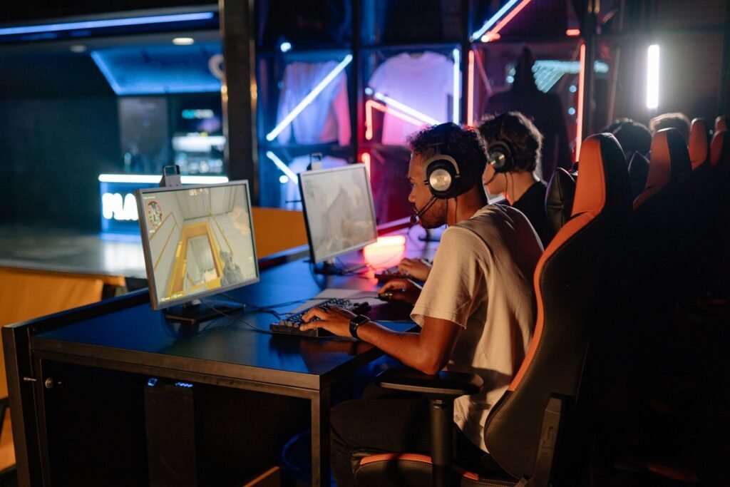 Universos al alcance de un clic: La revolución del entretenimiento digital en tu computadora Sesión de gaming competitivo en computadora