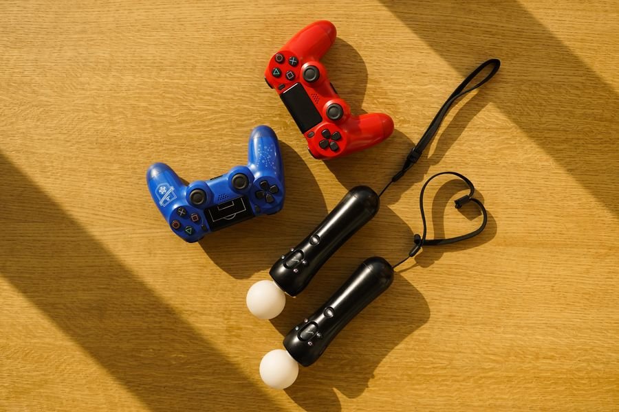 Casco VR con cable vs inalámbrico para PS4: cuál da mejor imagen y qué juegos corre Mandos de PS4 para casco VR inalámbrico
